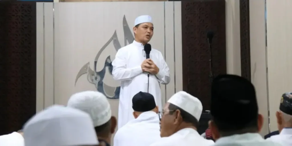 Gubernur Kalbar Ria Norsan menyampaikan tausiyah usai Salat Tarawih Ramadan 1447 H di Surau Al Baaqi Pendopo Gubernur Kalbar, Kamis (19/2/2026).