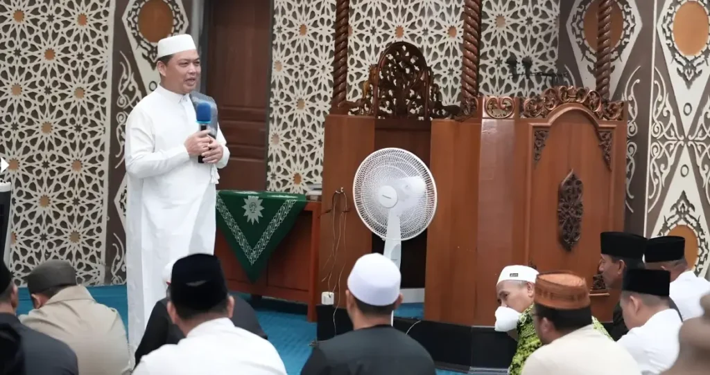 Gubernur Kalbar Ria Norsan menyampaikan kultum di Masjid Ibnu Taimiyah Melawi, Selasa (24/2/2026).