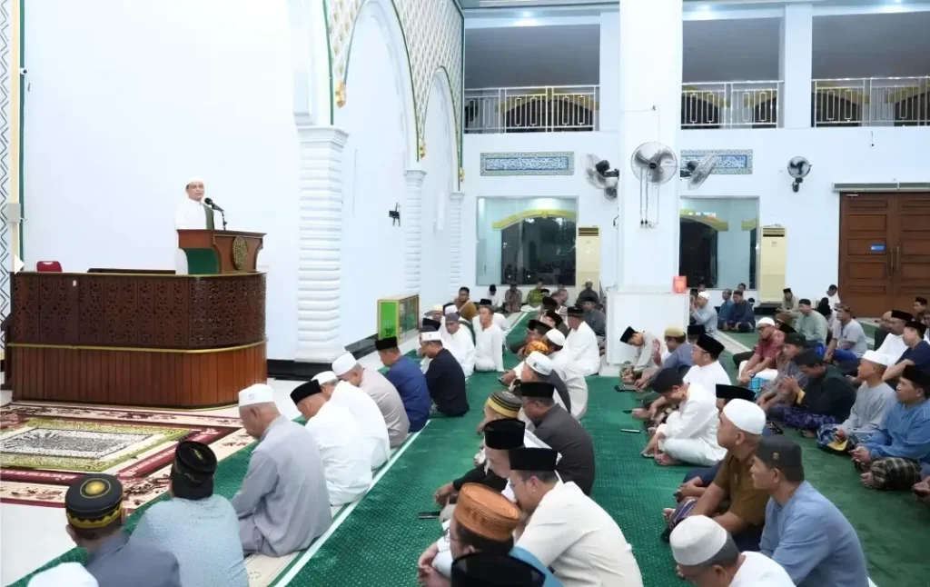 Gubernur Kalbar Ria Norsan menyampaikan kultum Subuh di Masjid Al-Mu’awwanah Sanggau, Rabu (25/2/2026).