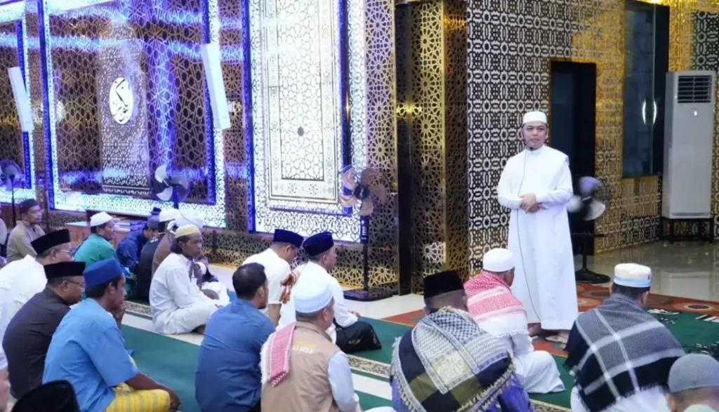 Gubernur Kalbar Ria Norsan saat Subuh berjamaah di Masjid Darussalam Kapuas Hulu, Minggu (22/2/2026).