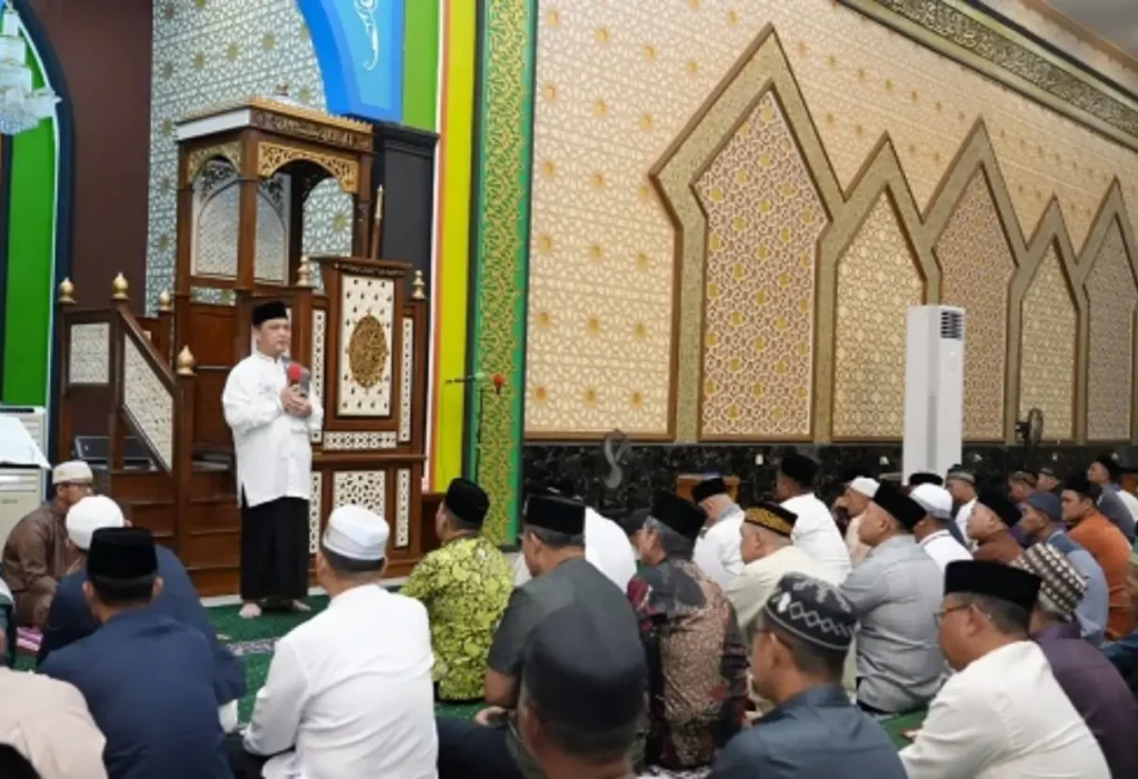 Gubernur Kalbar Ria Norsan saat memberikan kultum Safari Ramadan di Masjid Raya Darunnajah Kapuas Hulu.