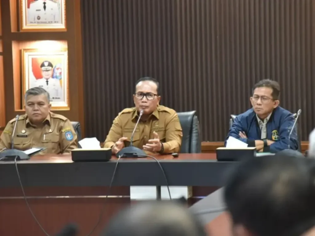 Bupati Kubu Raya Sujiwo memimpin rapat penertiban HGB dan HGU di Kantor Bupati, Selasa (24/2/2026).