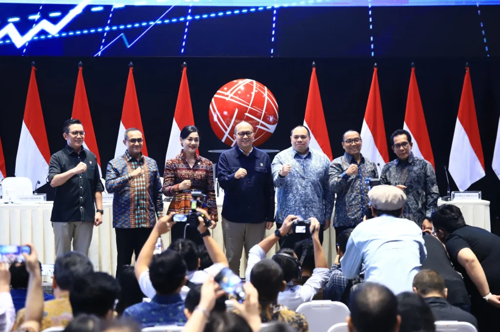 CEO Danantara Indonesia Rosan Roeslani bersama pejabat OJK dan BEI saat Dialog Pasar Modal di Main Hall Bursa Efek Indonesia, Jakarta, Minggu (1/2/2026).