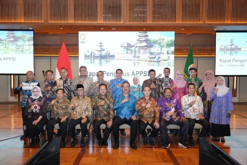 Rapat perdana Asosiasi Pemerintah Provinsi Seluruh Indonesia di Bali, membahas krisis fiskal daerah.