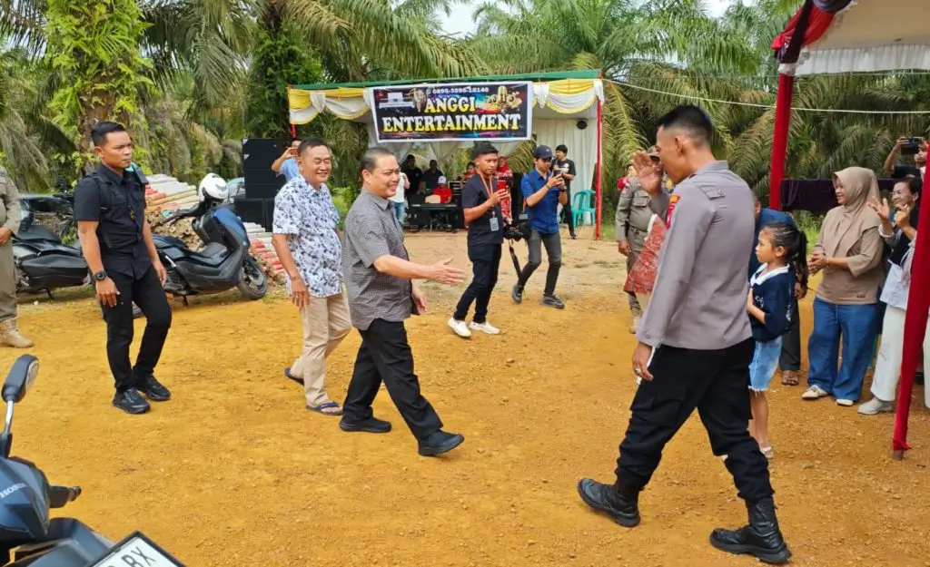 Kapolsek Toho bersama TNI AU, Gubernur Kalbar Ria Norsan, dan tokoh daerah saat pembukaan TMMD di Desa Sambora.