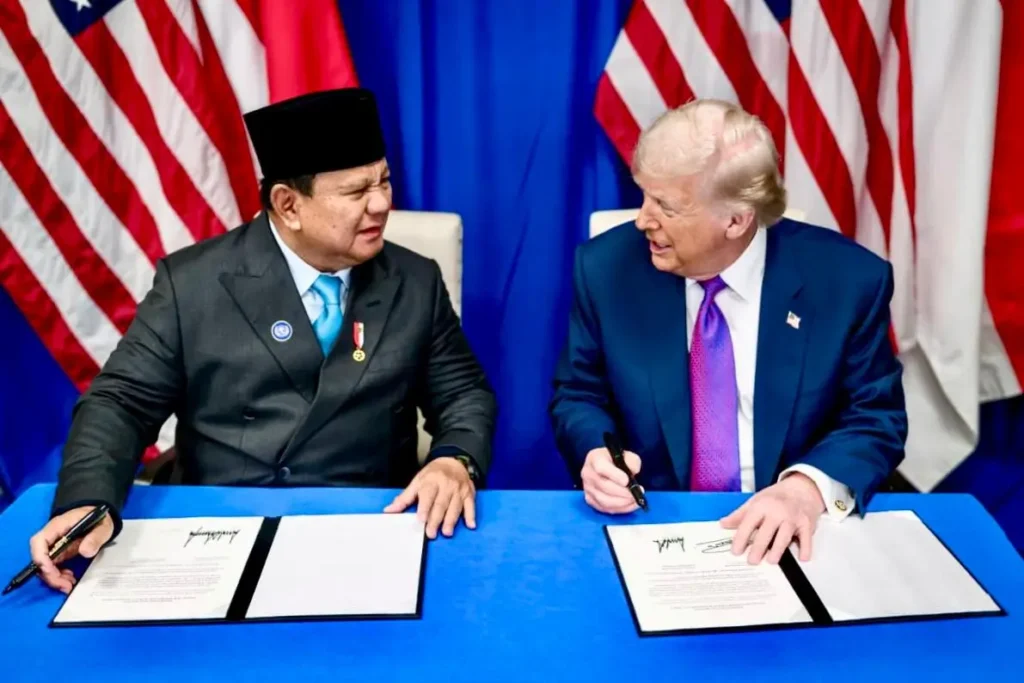 Presiden RI Prabowo Subianto dan Presiden AS Donald Trump menandatangani perjanjian tarif perdagangan RI–AS