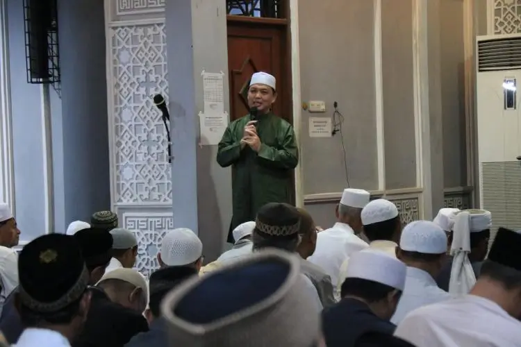 Gubernur Kalbar Ria Norsan menyampaikan tausiyah Ramadan usai salat Tarawih berjamaah di Masjid Azzakirin, Jalan Pangeran Natakusuma, Pontianak, Jumat (20/2/2026).