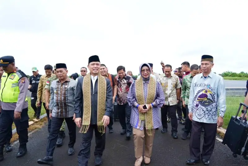 Gubernur Kalbar Ria Norsan saat Safari Ramadan di Kapuas Hulu bersama Forkopimda dan tokoh masyarakat.