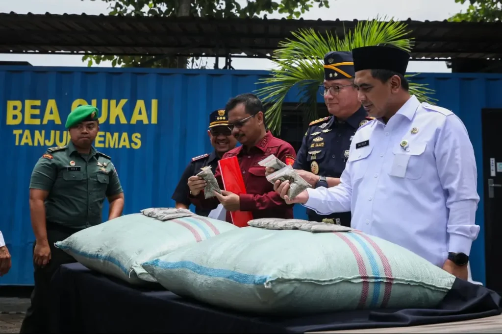 Petugas Bea Cukai bersama Wakil Gubernur Jawa Tengah, Taj Yasin Maimoen, menunjukkan karung berisi 90,2 ton kratom asal Pontianak yang disita di TPP Tanjung Emas Semarang.