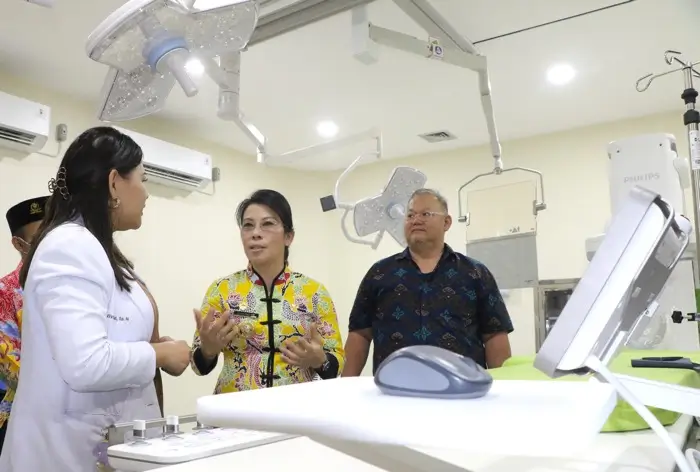 Wali Kota Singkawang Tjhai Chui Mie meresmikan Gedung Cathlab dan Cytotoxic di RSUD dr. Abdul Aziz Singkawang untuk memperkuat layanan jantung dan kanker.