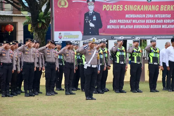 Kapolres Singkawang Dody Yudianto Arruan memimpin Apel Gelar Pasukan Operasi Liong Kapuas 2026 di halaman Polres Singkawang untuk pengamanan Imlek dan Cap Go Meh.