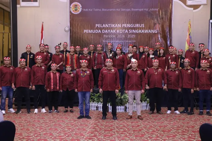 Yulius Yoris Anes bersama pengurus Pemuda Dayak Kota Singkawang saat pelantikan periode 2026–2029 di Hotel Mahkota Singkawang.