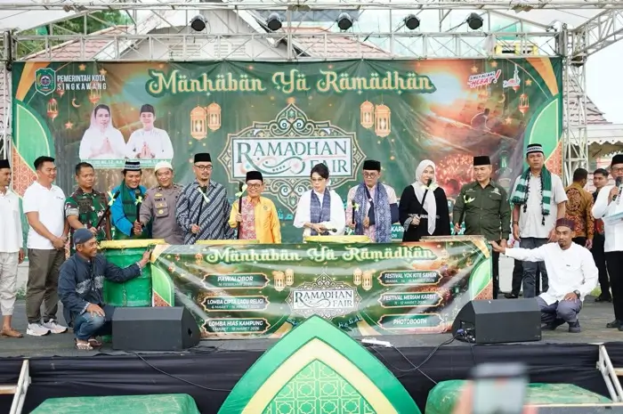 Wali Kota Singkawang Tjhai Chui Mie membuka Singkawang Ramadan Fair 2026 dengan pemukulan bedug.