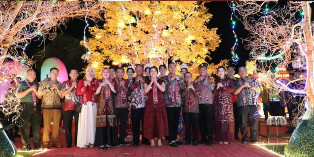 Wali Kota Singkawang Tjhai Chui Mie membuka perayaan Imlek 2577 dan Cap Go Meh 2026 di Stadion Kridasana Singkawang.