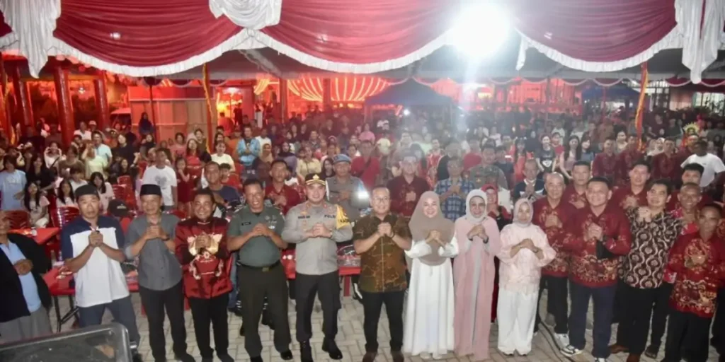 Bupati Kubu Raya Sujiwo menghadiri perayaan Imlek 2577 di Sungai Kakap usai mengikuti pawai obor Ramadan.