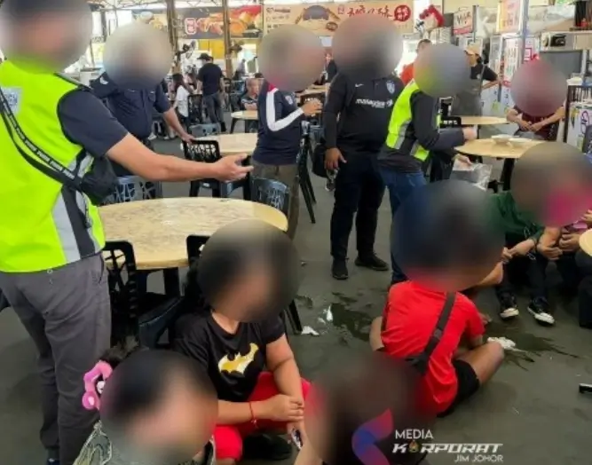 Petugas Imigrasi Johor saat menggelar operasi penertiban pendatang asing tanpa izin.