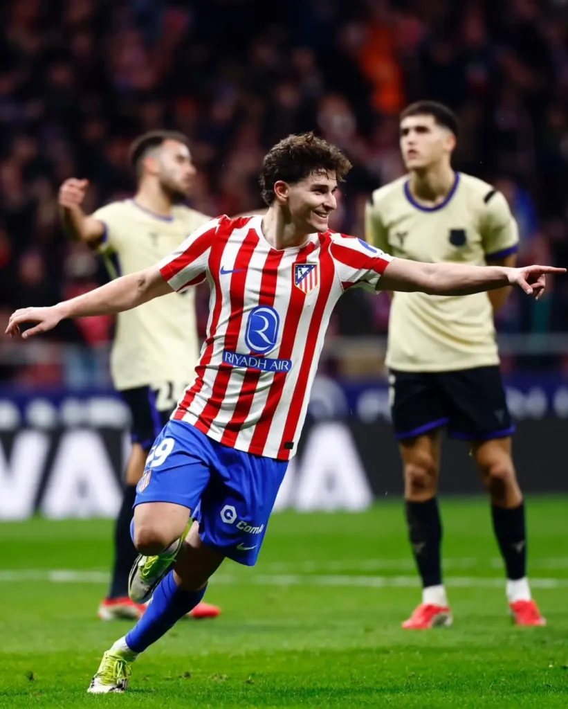 Pemain Atletico Madrid Julian Alvarez, merayakan gol ke gawang Barcelona pada semifinal Copa del Rey di Madrid.