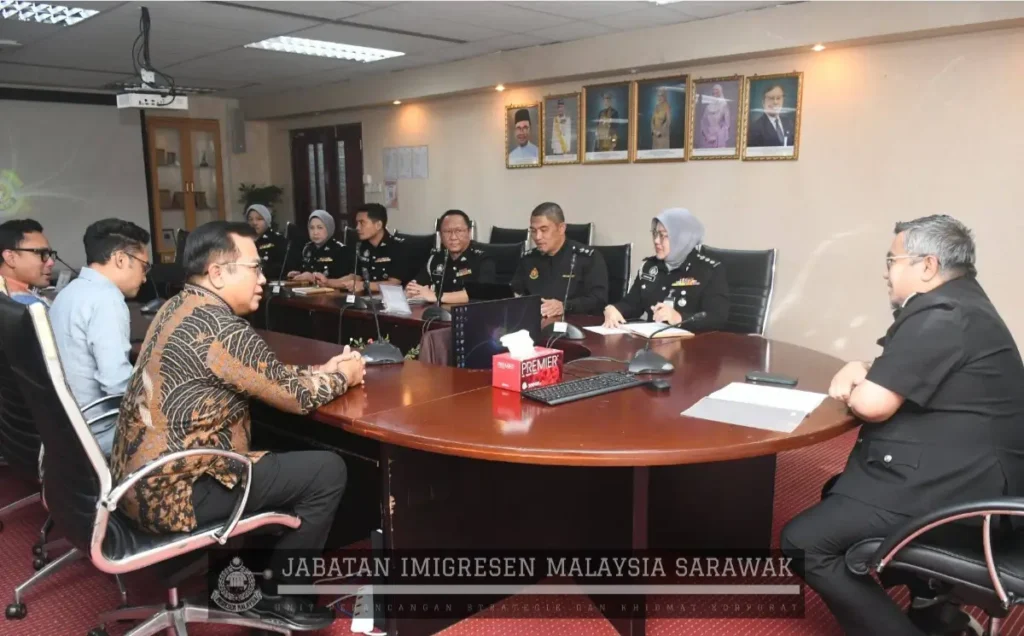 Pertemuan KJRI Kuching dengan Imigrasi Sarawak membahas penguatan tata kelola keimigrasian.