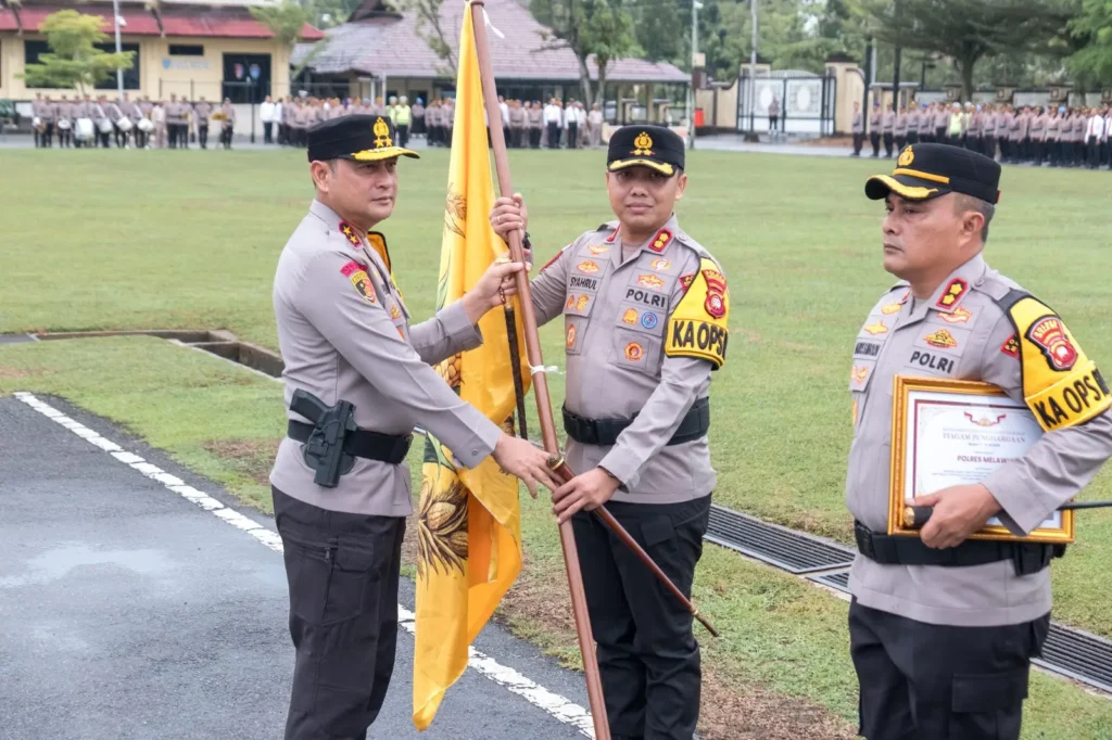 Kapolda Kalbar menyerahkan penghargaan kepada Kapolres Bengkayang pada upacara Hari Kesadaran Nasional.