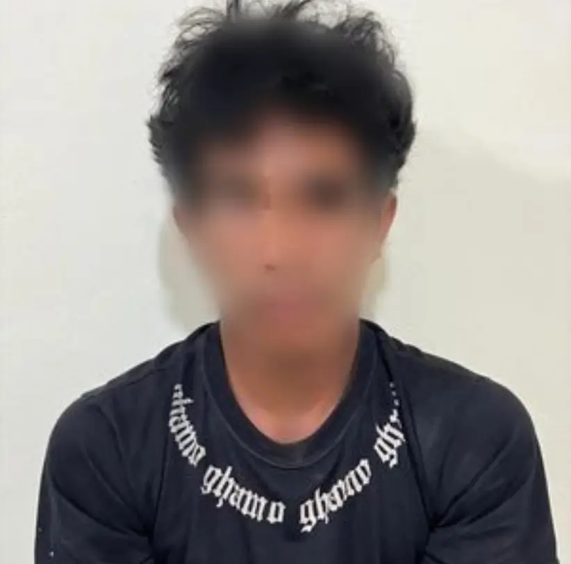 Petugas Polres Sekadau mengamankan tersangka kasus asusila anak di Mapolres Sekadau.