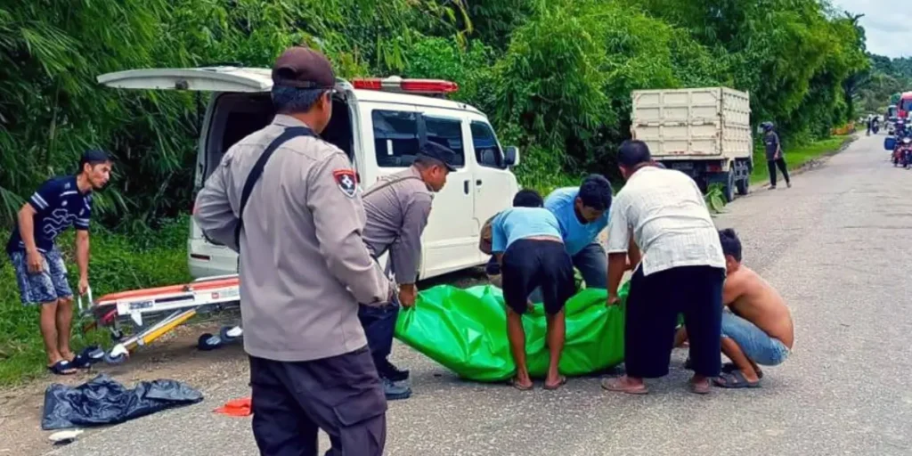 Petugas dan warga mengevakuasi korban kecelakaan di Jalan Semuntai–Sanggau, Kecamatan Mukok, Kabupaten Sanggau, (21/2/2026).