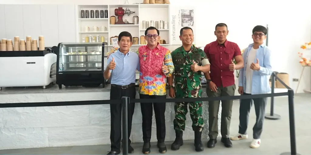 Wakil Wali Kota Singkawang Muhammadin meresmikan gerai baru Kopi Fung di Jalan Alianyang Singkawang, (29/1/2026).