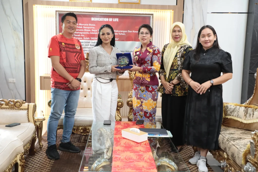 Krisdayanti saat melakukan kunjungan ke Wali Kota Singkawang di ruang kerja wali kota, Kamis (26/02/2026).