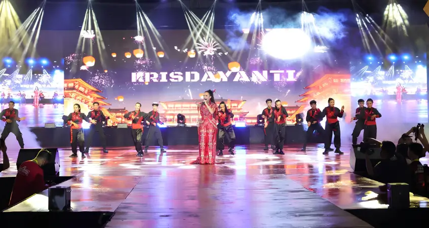 Krisdayanti tampil memukau dengan aksi wushu di Festival Imlek dan Cap Go Meh Singkawang, (25/2/2026).