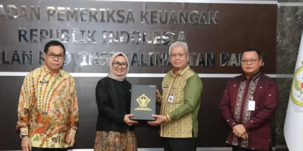 Sekda Kalbar Harisson menerima LHP Tematik Tahun Anggaran 2025 dari BPK Perwakilan Kalimantan Barat.