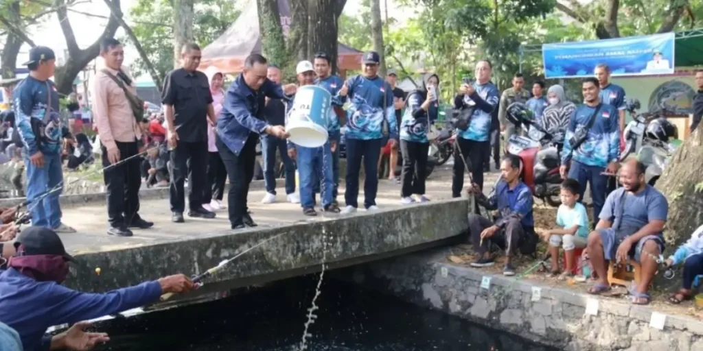Krisantus Kurniawan membuka Lomba Mancing Amal Ikan Lele di Jalan Ampera, Pontianak, diikuti ribuan peserta.