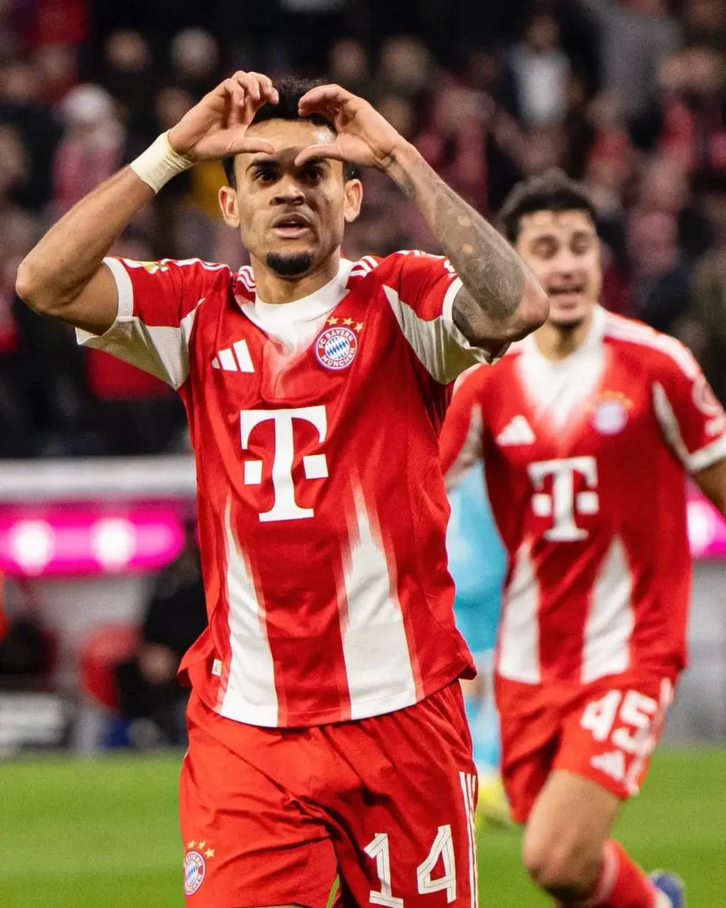 Luis Diaz merayakan hattrick bersama pemain Bayern Munich saat mengalahkan Hoffenheim 5-1 di Allianz Arena.
