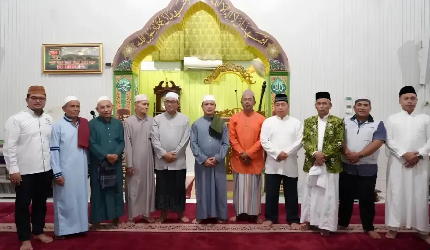 Gubernur Ria Norsan menyerahkan bantuan saat Safari Ramadan di Masjid Mujahidin Sanggau (25/2/2026).