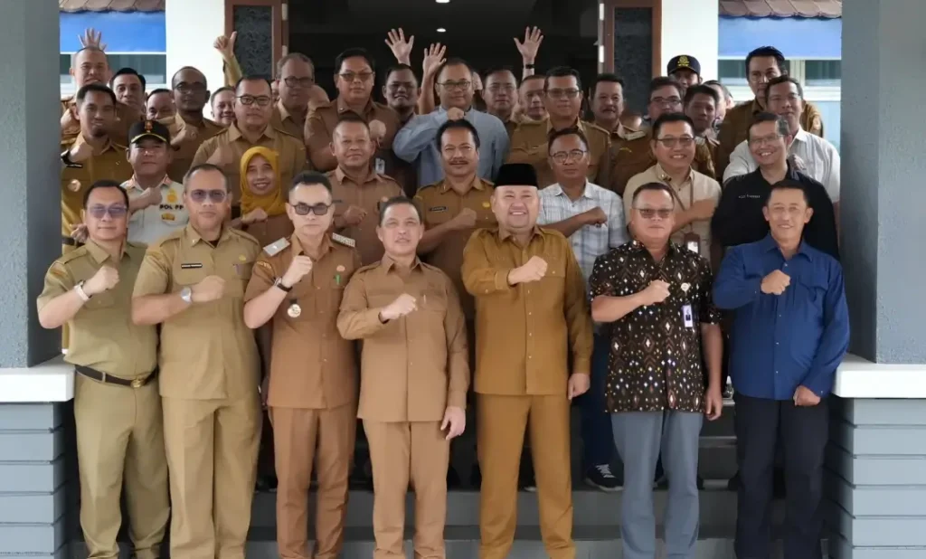 Gubernur Ria Norsan berdialog bersama jajaran Pemkab Melawi di Pendopo Bupati Melawi.