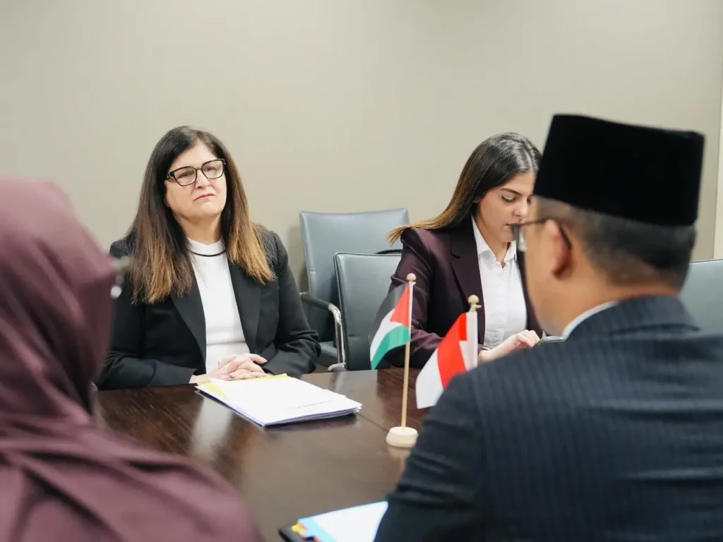 Menteri Luar Negeri Sugiono berjabat tangan dengan Menlu Palestina Varsen Aghabekian Shahin dalam pertemuan bilateral di Jenewa.