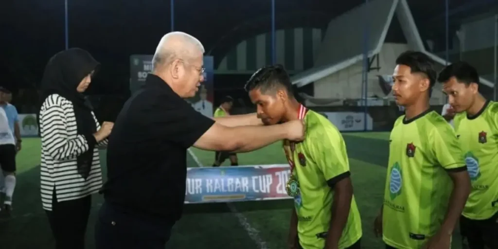 Sekretaris Daerah Kalimantan Barat Harisson saat menutup Turnamen Mini Soccer ASN se-Kalimantan Barat di Pontianak, Minggu (1/2/2026).