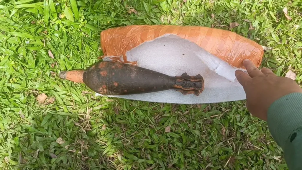 Mortir diduga masih aktif yang ditemukan warga di Sungai Beduai, Kabupaten Sanggau.