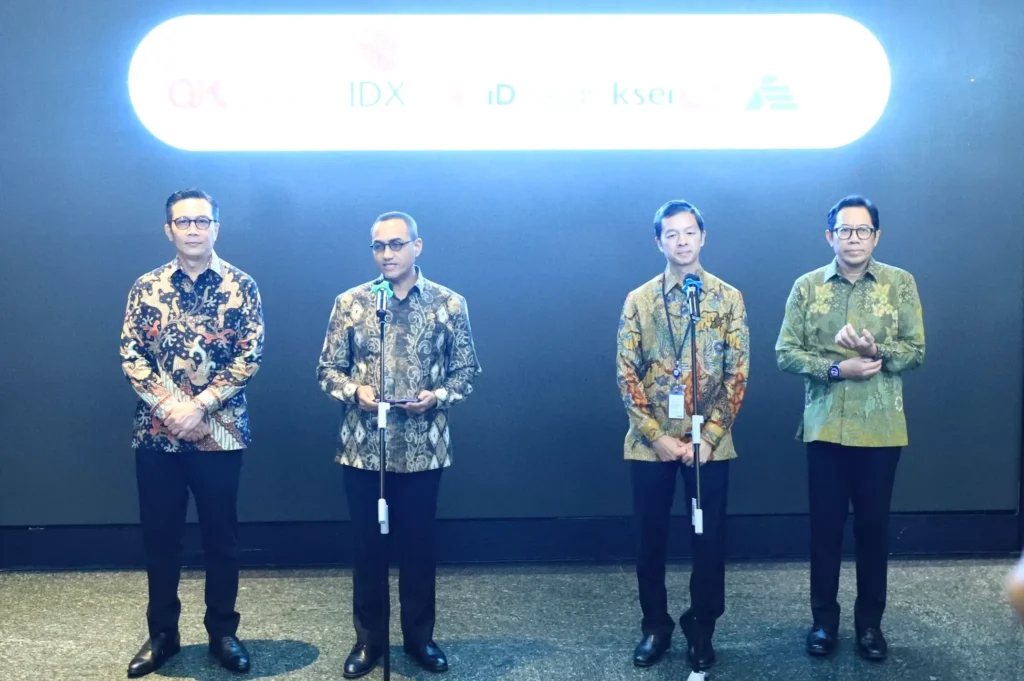 Pjs Kepala Eksekutif Pengawas Pasar Modal OJK Hasan Fawzi bersama Ketua Umum AEI Armand Wahyudi Hartono usai pertemuan di Gedung BEI Jakarta