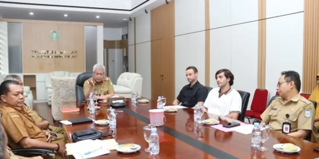 Sekda Kalbar Harisson menerima audiensi investor rencana pembangunan pabrik cocopeat di Kantor Gubernur Kalbar.