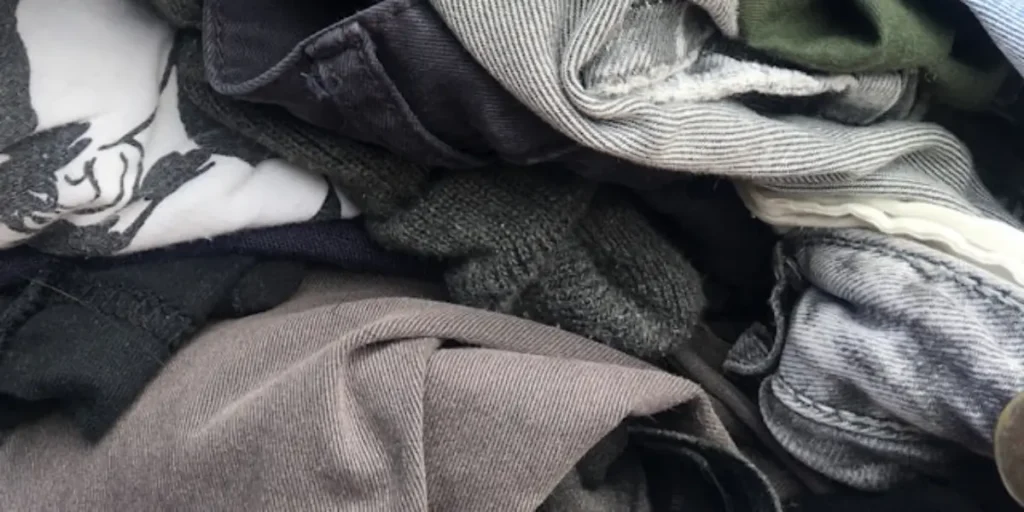 Ilustrasi - Bea Cukai Entikong memusnahkan 500 bale pakaian bekas ilegal di halaman kantor Bea Cukai Entikong.