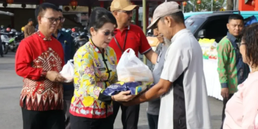 Wali Kota Singkawang Tjhai Chui Mie menyerahkan paket pangan murah kepada warg, Kamis (12/2/2026).