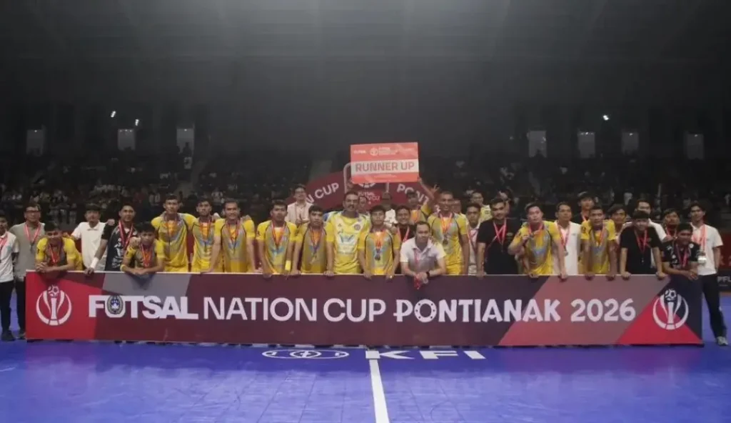 Pangsuma FC menerima trofi runner-up usai final Nation Cup 2026 di GOR Terpadu Ahmad Yani Pontianak.