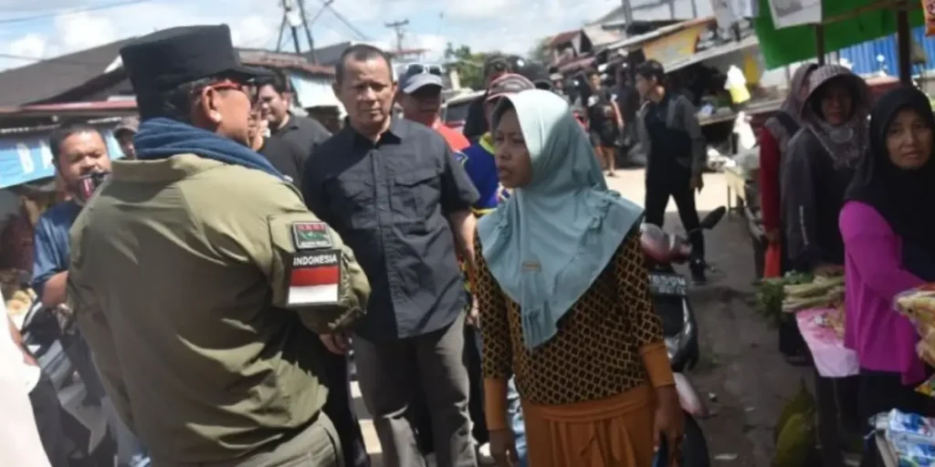 Sujiwo meninjau kondisi Pasar Bahagia di Kuala Dua, Sungai Raya, dan berdialog dengan para pedagang terkait penataan pasar.