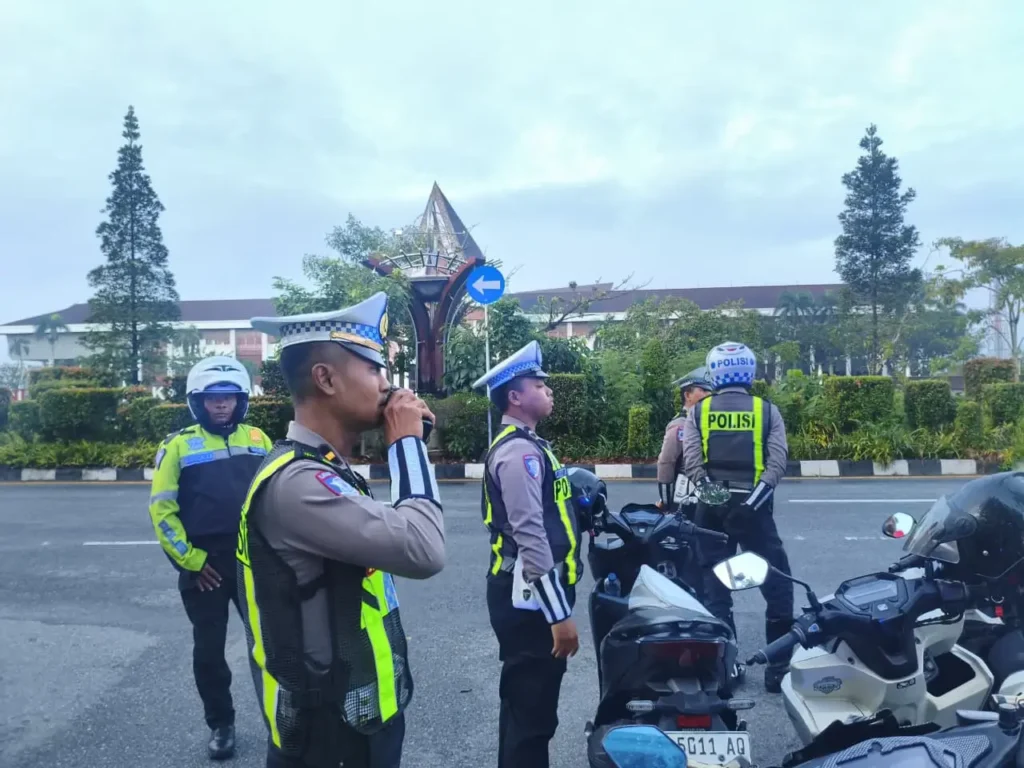 Personel Sat Lantas Polresta Pontianak melakukan patroli subuh untuk mengantisipasi balap liar di Kota Pontianak.
