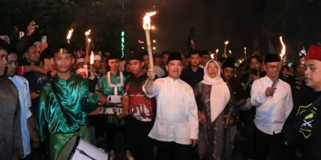 Gubernur Kalbar Ria Norsan melepas peserta Pawai Obor Akbar di Masjid Mujahidin Pontianak menyambut Ramadan 1447 H.