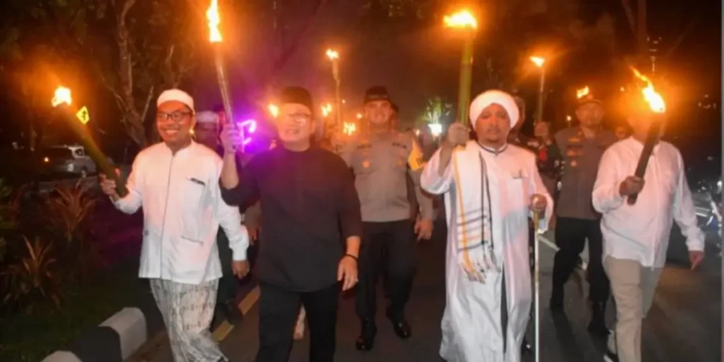 Bupati Kubu Raya Sujiwo melepas peserta Pawai Obor Ramadan 1447 H di Kabupaten Kubu Raya, Senin (16/2/2026))