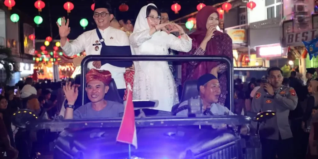 Wali Kota Singkawang bersama warga mengikuti Pawai Obor Ramadhan 1447 H di Halaman Mess Daerah.