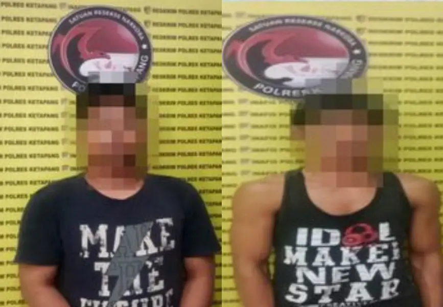 Dua pelaku pengedar narkoba saat diamankan petugas Polsek Marau di Air Upas, Ketapang.