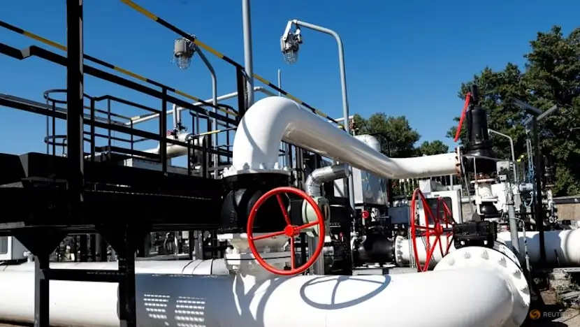 Pipa minyak Druzhba antara Hungaria dan Rusia terlihat di Pabrik Pengolahan Minyak Danube milik Grup MOL Hungaria di Szazhalombatta, Hungaria, pada 18 Mei 2022.