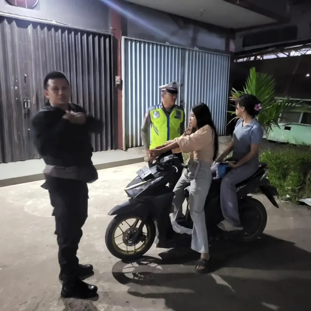 Kapolsek Pontianak Utara I Made Aris Candra Putra memimpin patroli dini hari bersama personel Polsek Pontianak Utara untuk pengamanan jelang Imlek dan Ramadan.