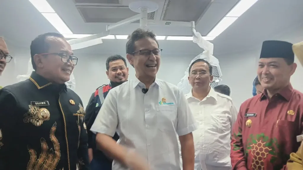 Menteri Kesehatan Budi Gunadi Sadikin meninjau fasilitas RSUD Tuan Besar Syarif Idrus di Kabupaten Kubu Raya, Jumat (6/2/2026).